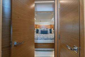 2025 Tiara Yachts 43 LE thumbnail 33