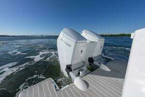 2025 Tiara Yachts 43 LE thumbnail 8