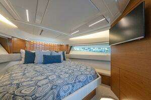 2025 Tiara Yachts 43 LE thumbnail 35