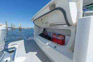 2025 Tiara Yachts 43 LE thumbnail 10