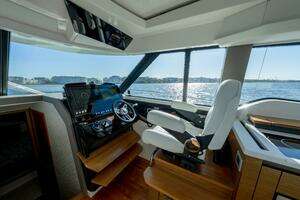 2025 Tiara Yachts 43 LE thumbnail 22