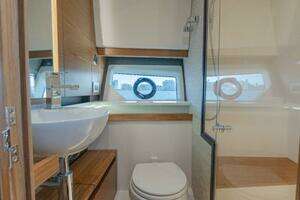 2025 Tiara Yachts 43 LE thumbnail 39