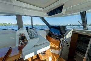 2025 Tiara Yachts 43 LE thumbnail 25
