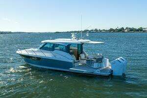 2025 Tiara Yachts 43 LE thumbnail 4