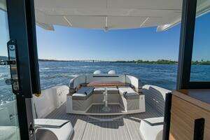 2025 Tiara Yachts 43 LE thumbnail 16