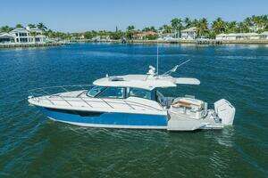 2025 Tiara Yachts 43 LE thumbnail 5