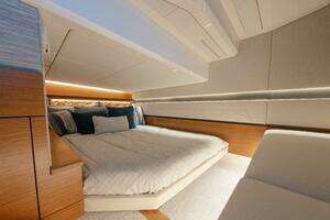 2025 Tiara Yachts 43 LE thumbnail 41