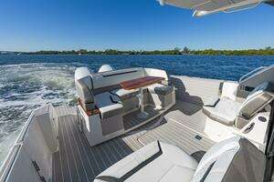 2025 Tiara Yachts 43 LE thumbnail 13