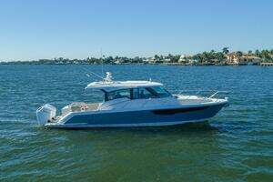 2025 Tiara Yachts 43 LE thumbnail 3