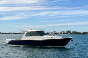 42FT (12.98M) HINCKLEY yacht for sale