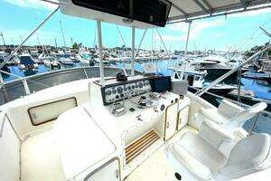 1986 Chris-Craft 422 COMMANDER thumbnail 7