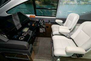 2019 Cruisers Yachts 60 Cantius thumbnail 4