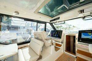 2023 Boston Whaler 405 Conquest thumbnail 24