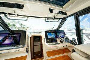 2023 Boston Whaler 405 Conquest thumbnail 27