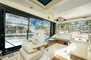 2023 Boston Whaler 405 Conquest thumbnail 28