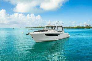 2023 Boston Whaler 405 Conquest thumbnail 8