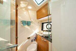 2023 Boston Whaler 405 Conquest thumbnail 35