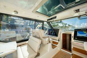 2023 Boston Whaler 405 Conquest thumbnail 25