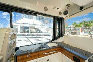 2023 Boston Whaler 405 Conquest thumbnail 30