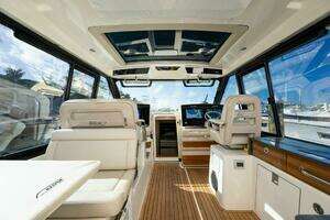 2023 Boston Whaler 405 Conquest thumbnail 22