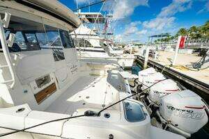 2023 Boston Whaler 405 Conquest thumbnail 18