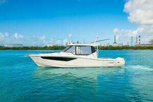 2023 Boston Whaler 405 Conquest thumbnail 1