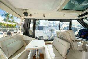 2023 Boston Whaler 405 Conquest thumbnail 23