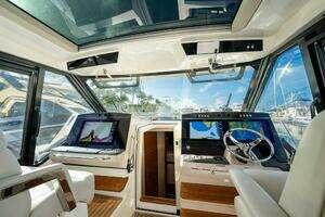 2023 Boston Whaler 405 Conquest thumbnail 26