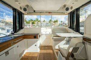 2023 Boston Whaler 405 Conquest thumbnail 32