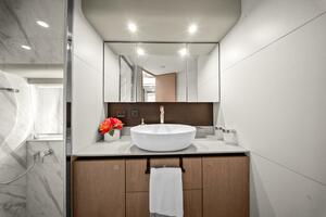 2025 Absolute 48 Navetta - Head