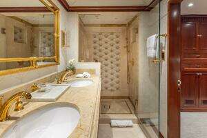 2001 Trinity Yachts Tri-Deck MY thumbnail 15