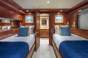 2001 Trinity Yachts Tri-Deck MY thumbnail 16