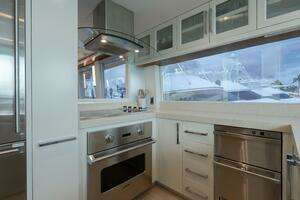 2012 Lazzara Yachts thumbnail 9