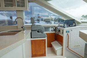 2012 Lazzara Yachts thumbnail 14