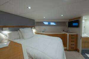 2012 Lazzara Yachts thumbnail 23