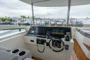 2012 Lazzara Yachts thumbnail 38
