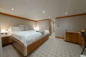 2012 Lazzara Yachts thumbnail 17