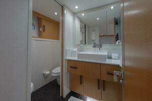 2012 Lazzara Yachts thumbnail 20