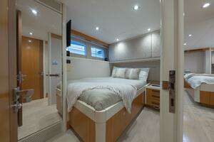 2012 Lazzara Yachts thumbnail 25