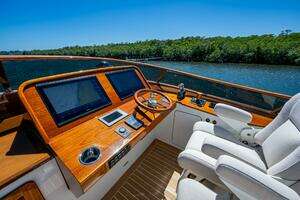 2021 Hinckley Talaria 55 Flybridge MKII thumbnail 12