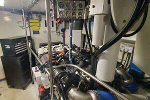 2000 Hatteras 75 Sport Deck thumbnail 25