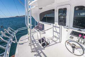 2003 Viking 65 Enclosed Bridge thumbnail 5