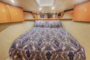 2003 Viking 65 Enclosed Bridge thumbnail 19