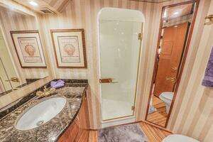 2003 Viking 65 Enclosed Bridge thumbnail 18
