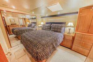 2003 Viking 65 Enclosed Bridge thumbnail 16