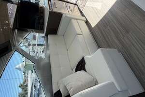 2020 Cruisers Yachts 50 CANTIUS thumbnail 8