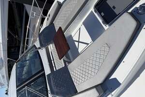 2020 Cruisers Yachts 50 CANTIUS thumbnail 4