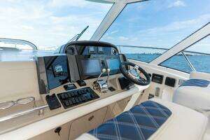 2005 Sea Ray 48 Sundancer thumbnail 25