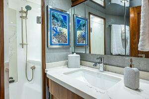 Viking 75 MIRAGE - Forward Guest Head