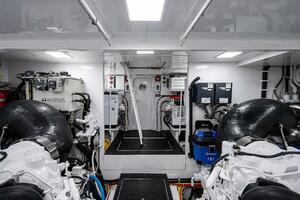 Viking 75 MIRAGE -  Engine Room
